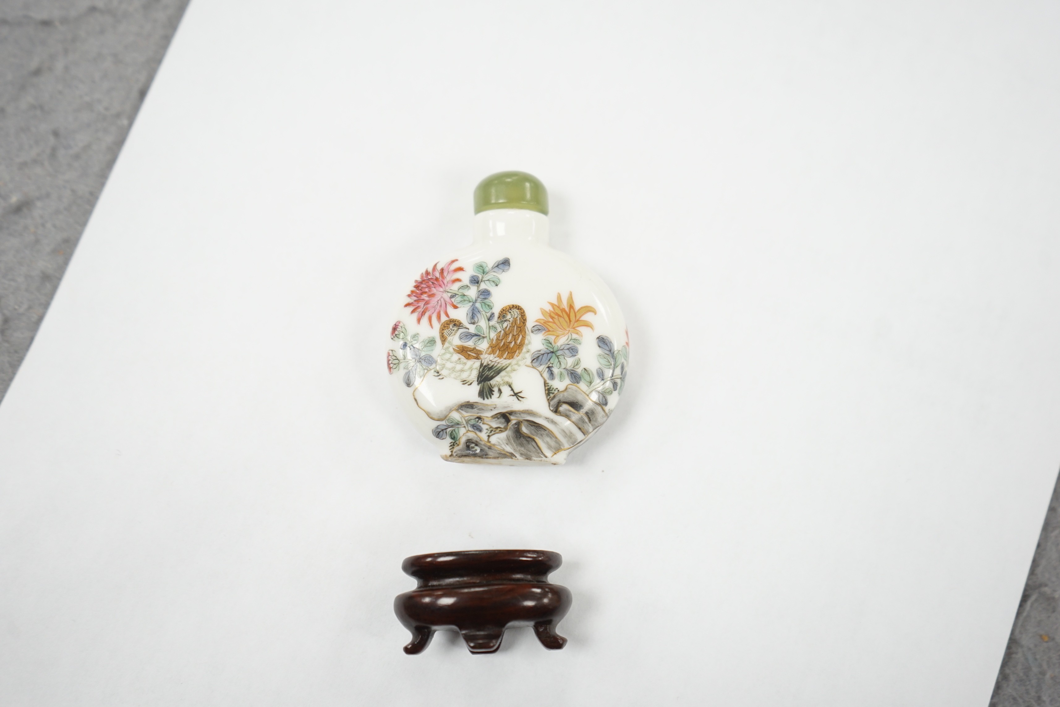 A Chinese famille rose snuff bottle, decorated with birds and rockwork, three character mark, 5cm